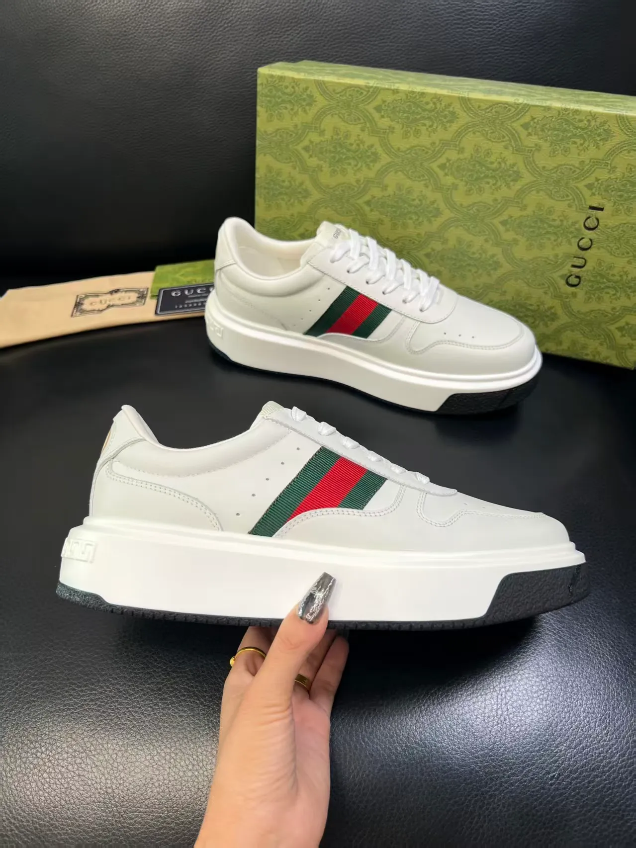 Factory price: 460💰. Gucci's new men's shoes GUCCI [Lightning] latest shoes are shipped. Original quality, fashionable, special materials, sheepskin lining, new packaging. The foot feels super comfortable and the workmanship is impeccable. Size: 38-44, customized 45